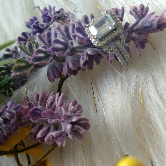 Beautiful Simulated 925 Engagement ring - Picture 6 of 11